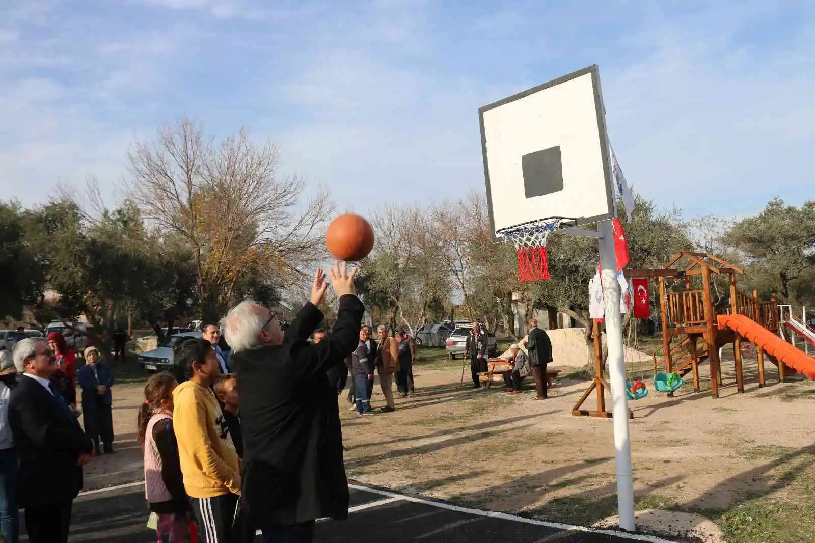 Çocuklar, parklarını yapan başkanı bayraklarla karşıladı