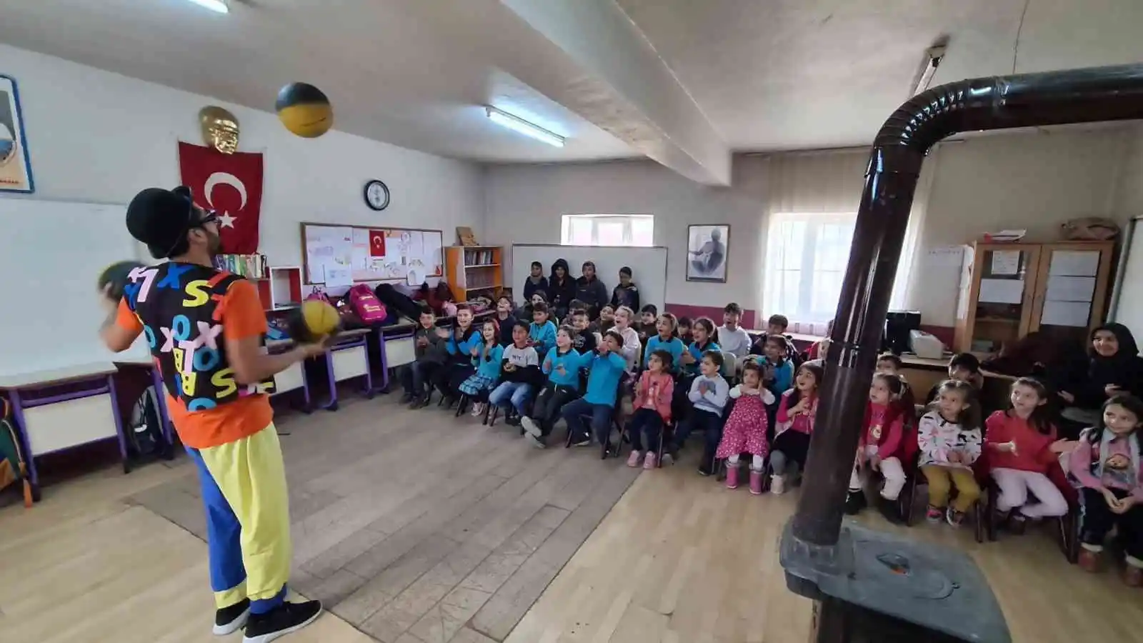 Çocuklara ilk karne hediyesi Emet Belediyesinden