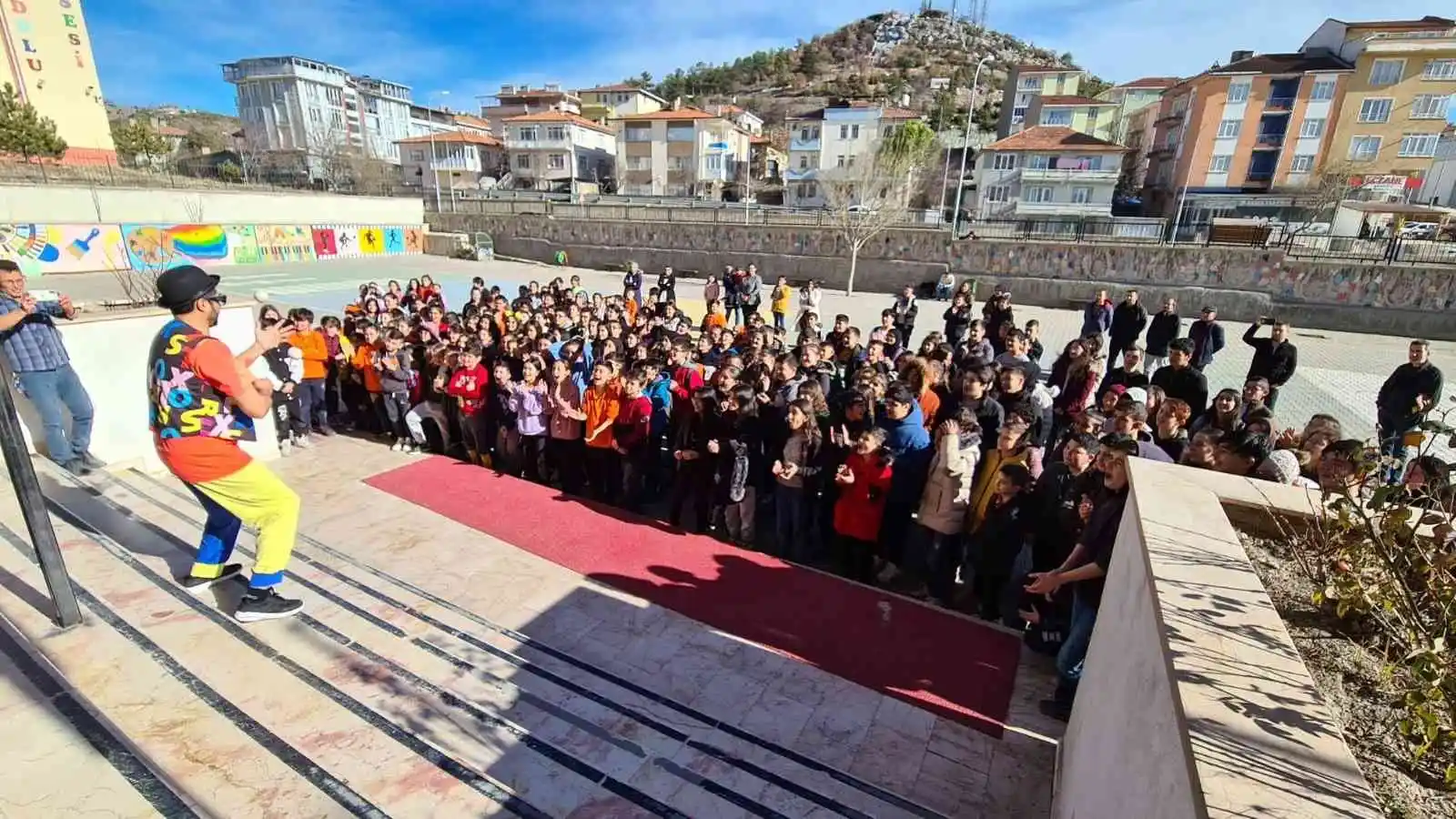 Çocuklara ilk karne hediyesi Emet Belediyesinden