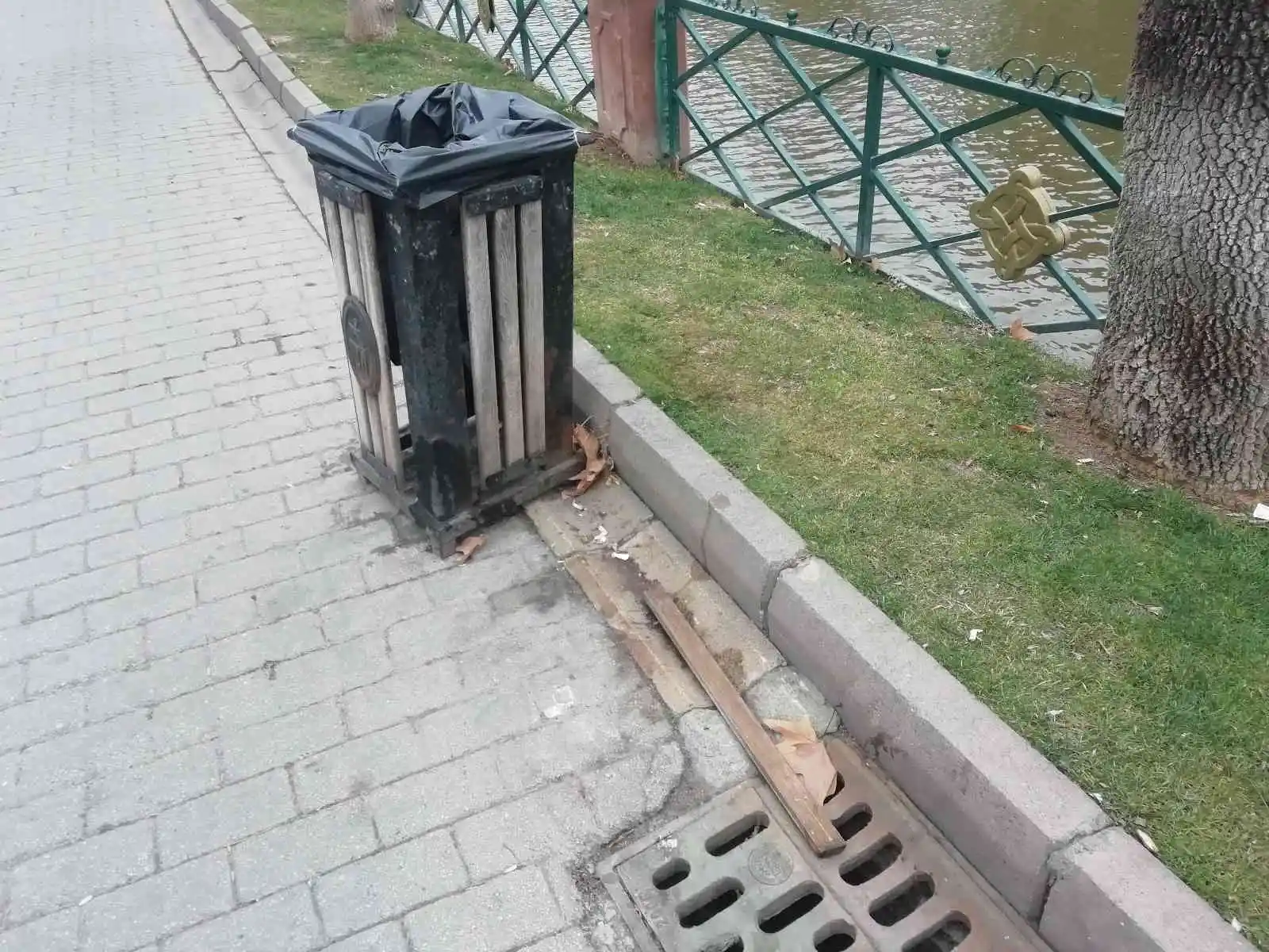 Çöp kutuları vandalların hedefi olmaktan kurtulamıyor