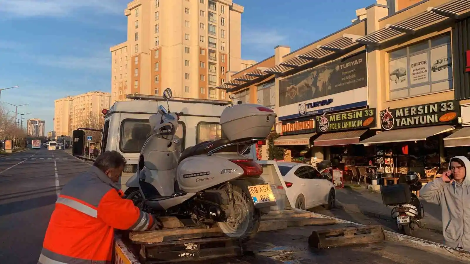 Çorlu’da motosiklet devrildi: 2 yaralı