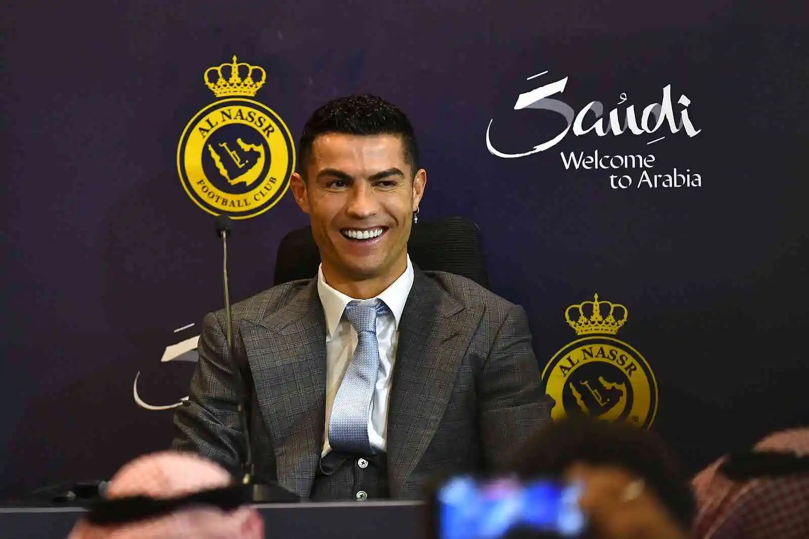 Cristiano Ronaldo, görkemli törenle Al Nassr'a imza attı
