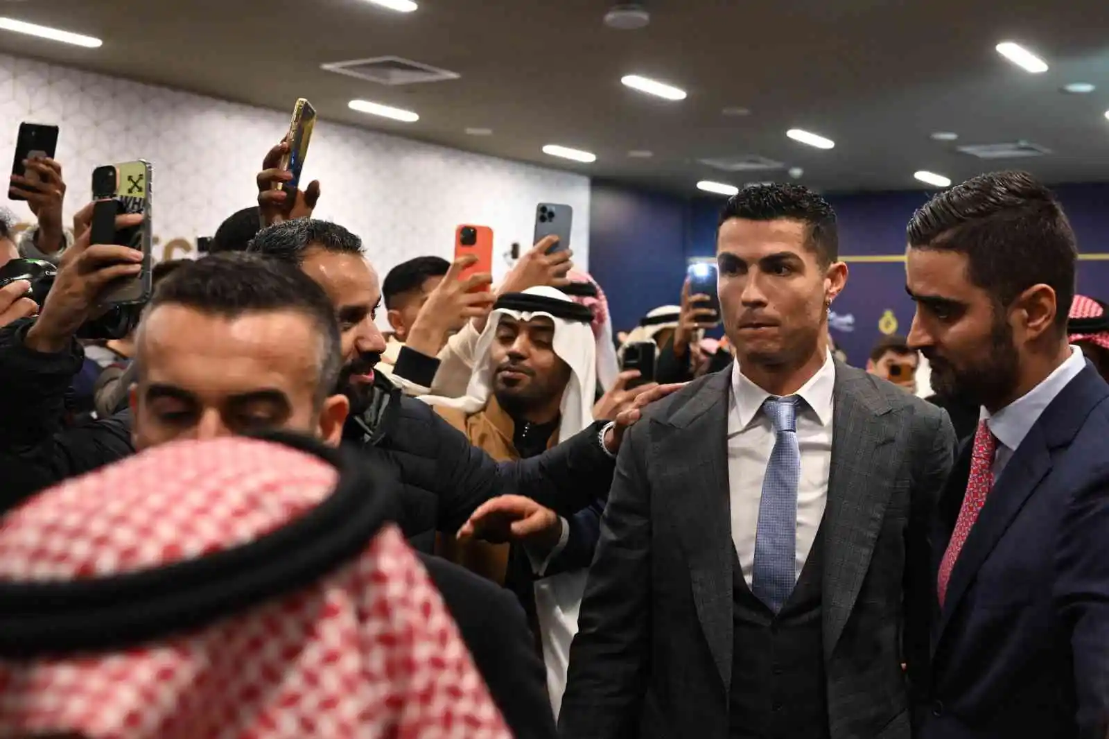 Cristiano Ronaldo, görkemli törenle Al Nassr’a imza attı
