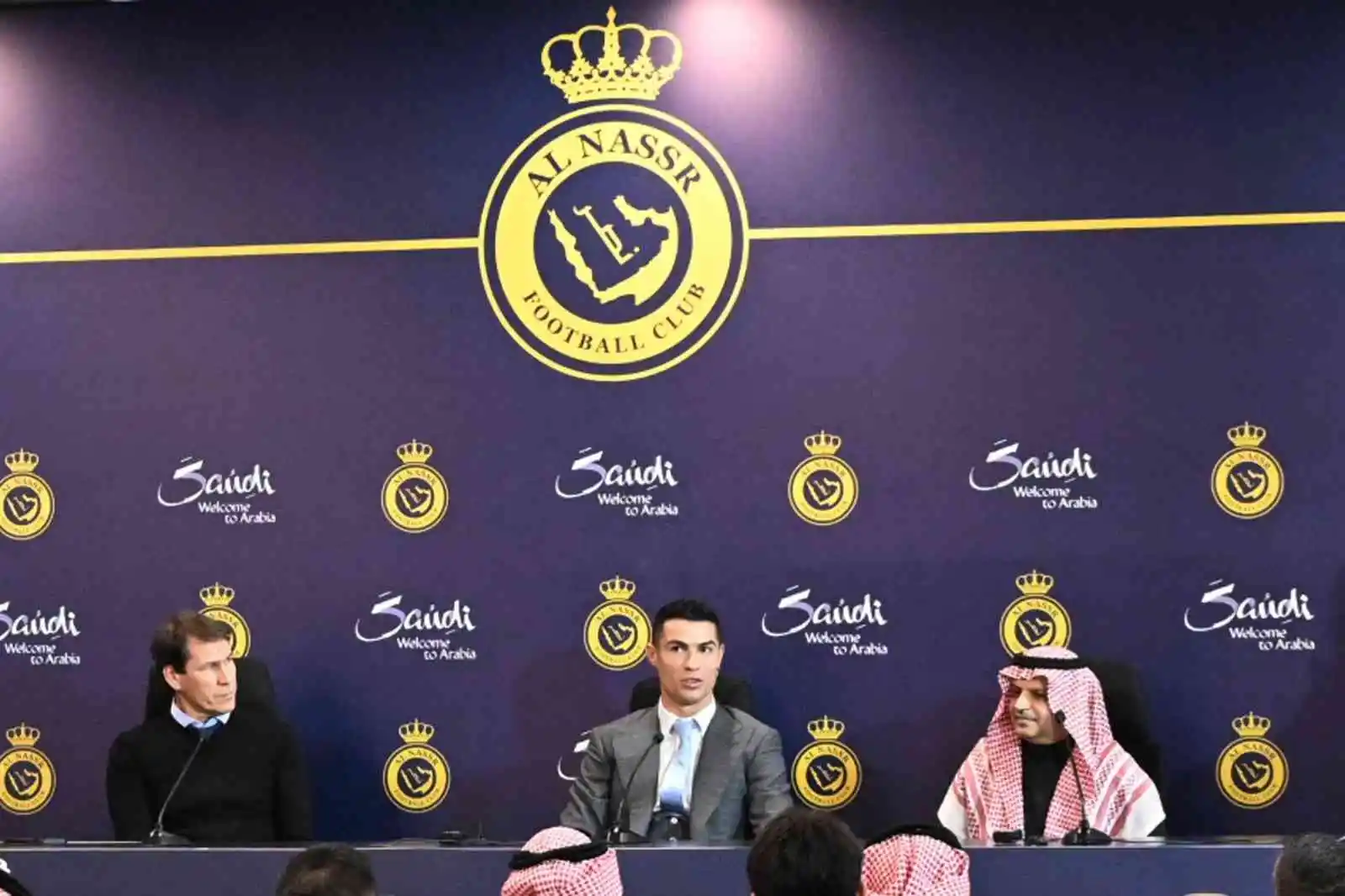 Cristiano Ronaldo, görkemli törenle Al Nassr’a imza attı
