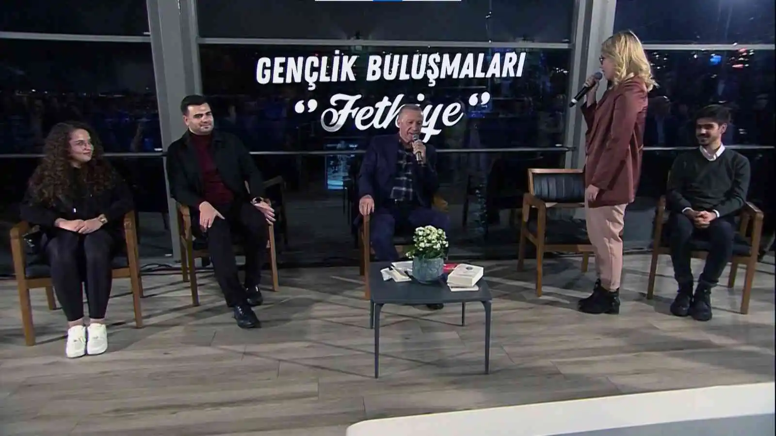 Cumhurbaşkanı Erdoğan’a genç kızdan 21 yıllık fotoğraf sürprizi