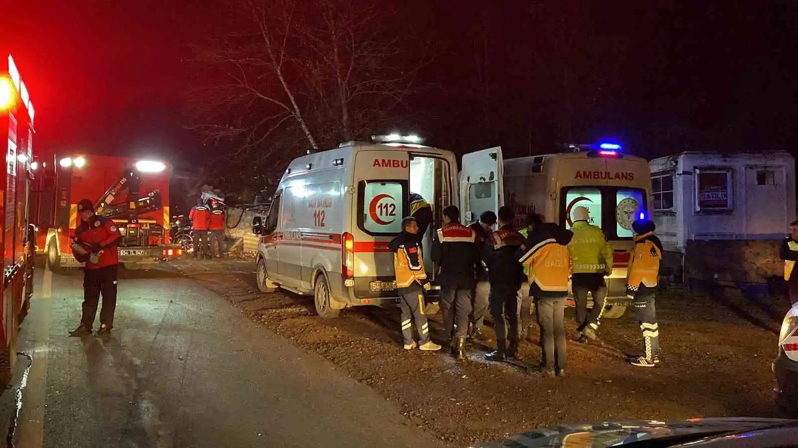 D-100’de istinat duvarına çarpan et yüklü kamyon kağıt gibi ezildi: 1’i ağır, 2 yaralı