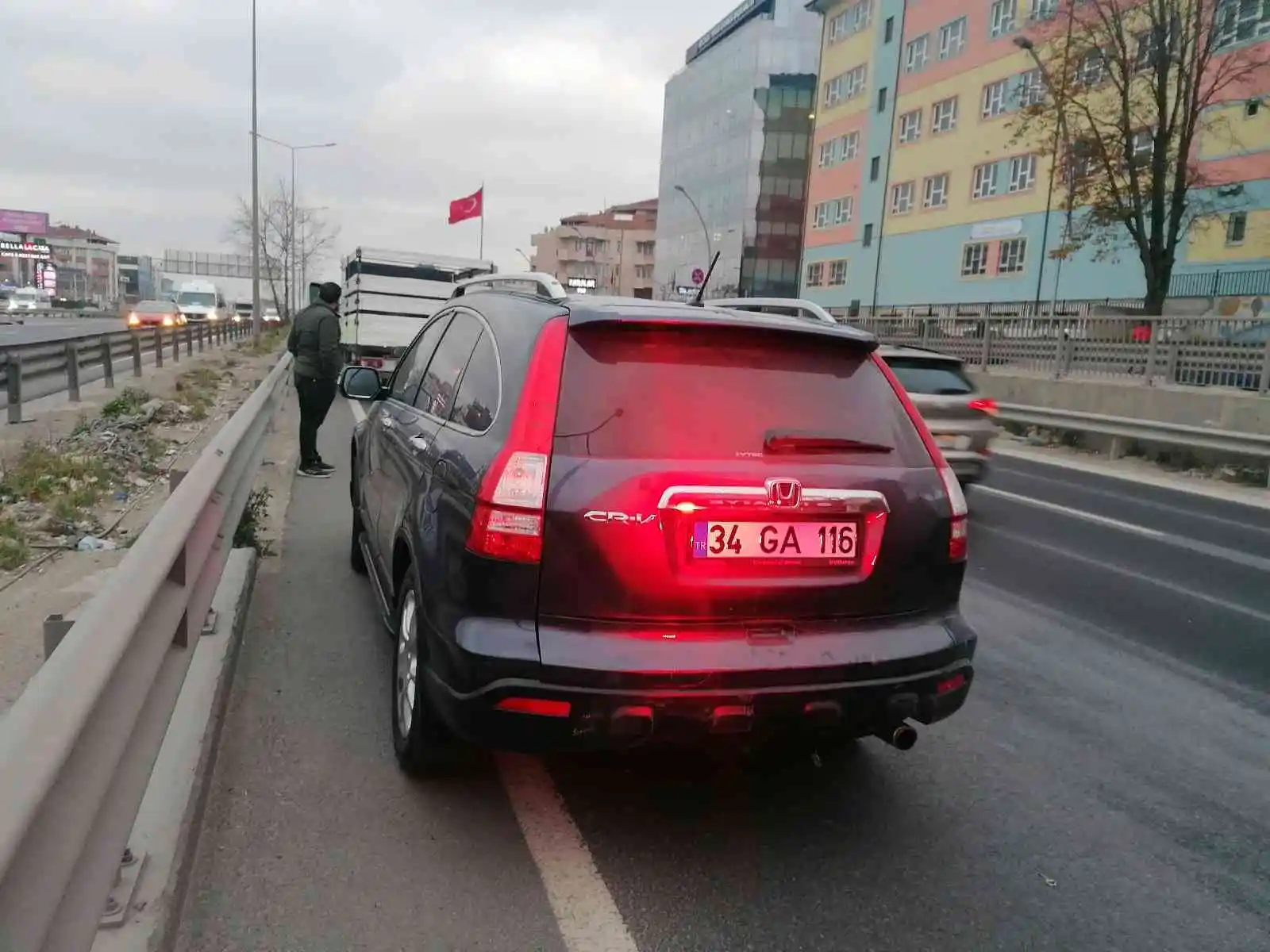 D-100’de zincirleme kazada bir araçta yangın çıktı, sürücü yaralandı
