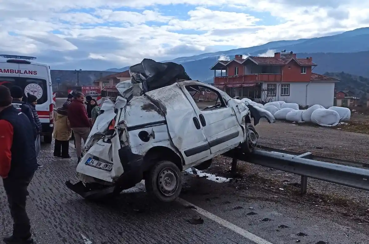 D100'de takla atan panelvan araç bariyerlere çarptı: 1 yaralı