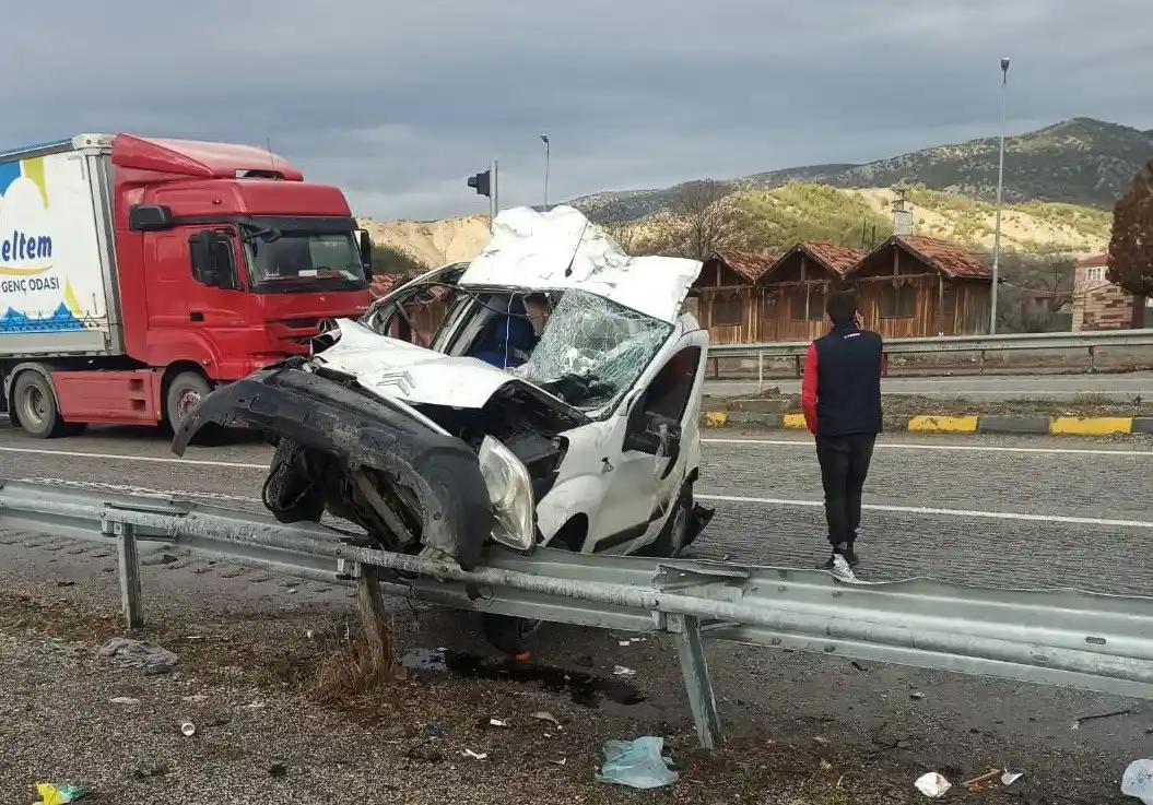 D100’de takla atan panelvan araç bariyerlere çarptı: 1 yaralı