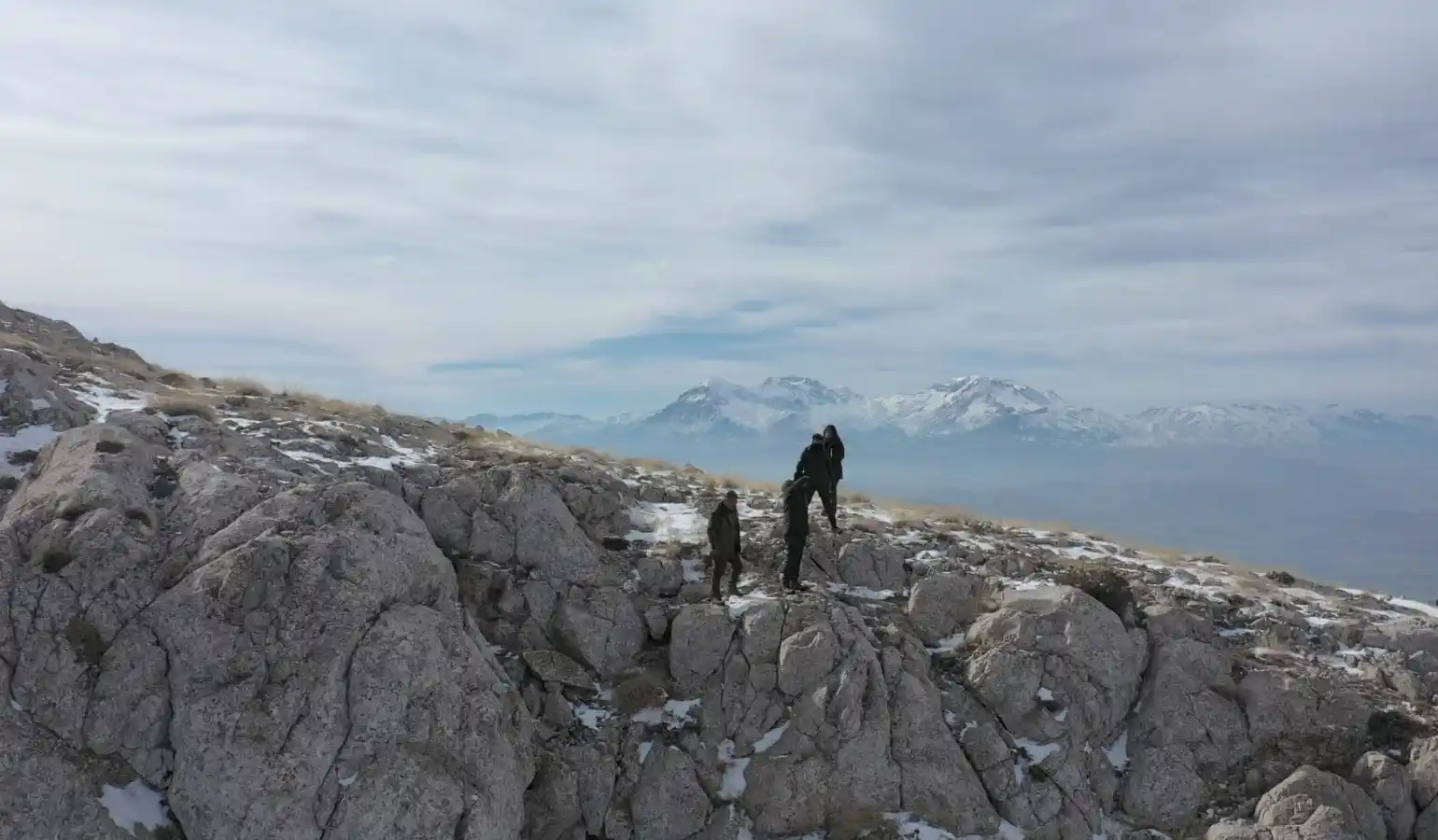 Dağların süsü olan yaban keçisi sürücü dronla görüntülendi