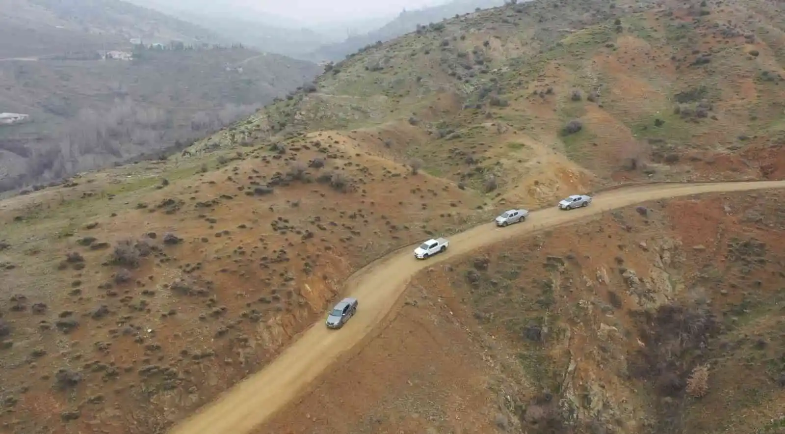 Dağların süsü olan yaban keçisi sürücü dronla görüntülendi