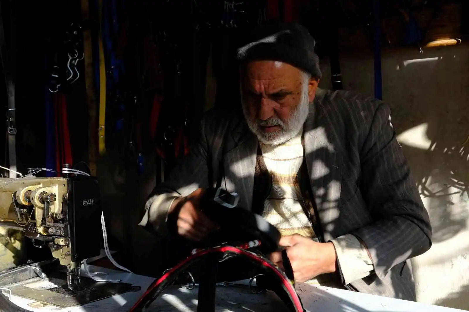 Dede yadigarı saraçlık mesleğini yarım asrı aşkındır sürdürüyor