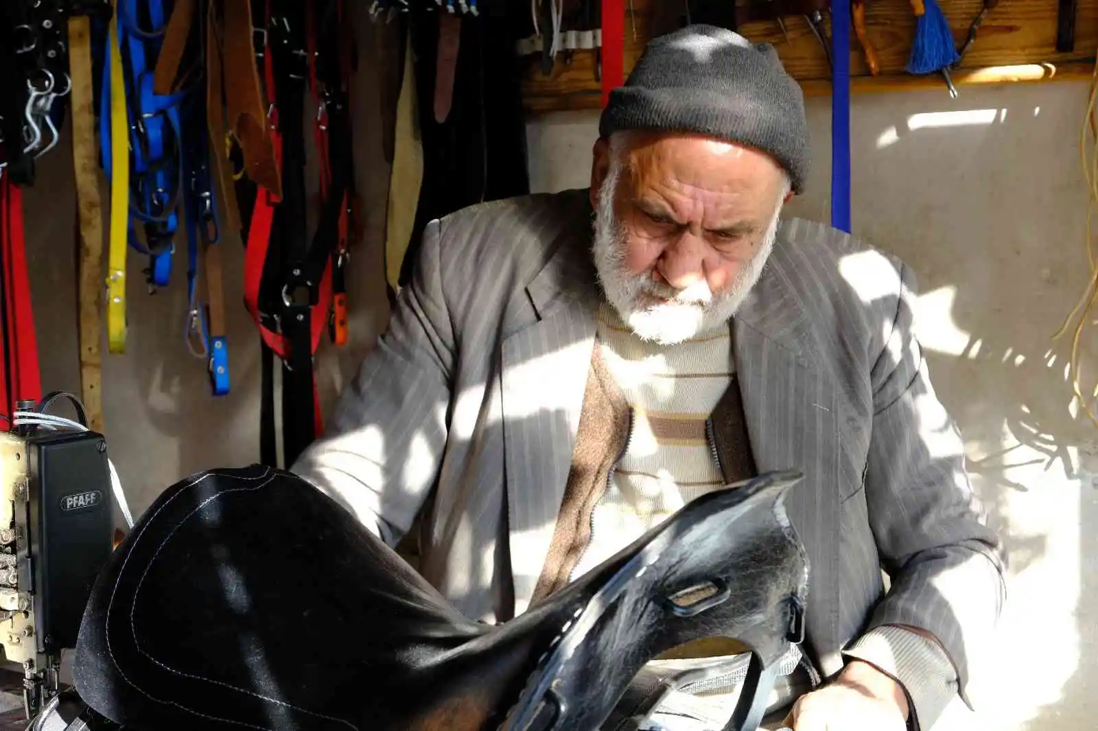 Dede yadigarı saraçlık mesleğini yarım asrı aşkındır sürdürüyor