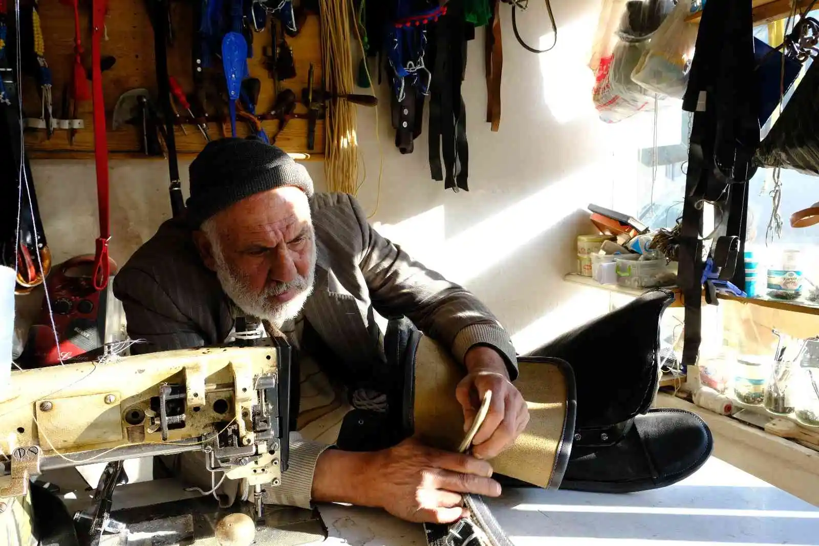 Dede yadigarı saraçlık mesleğini yarım asrı aşkındır sürdürüyor