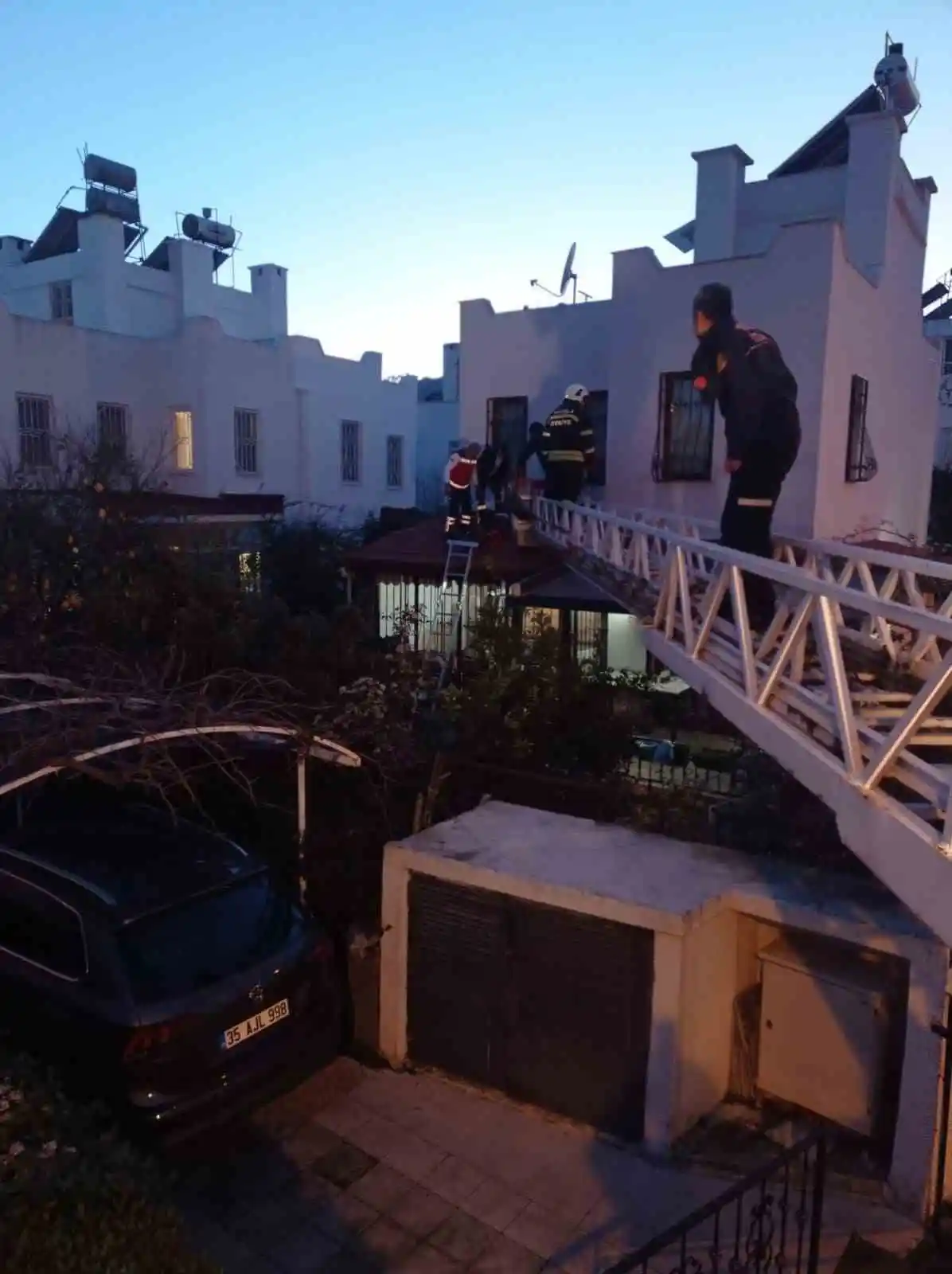 Dengesini kaybederek düşen elektrik ustası yaralandı