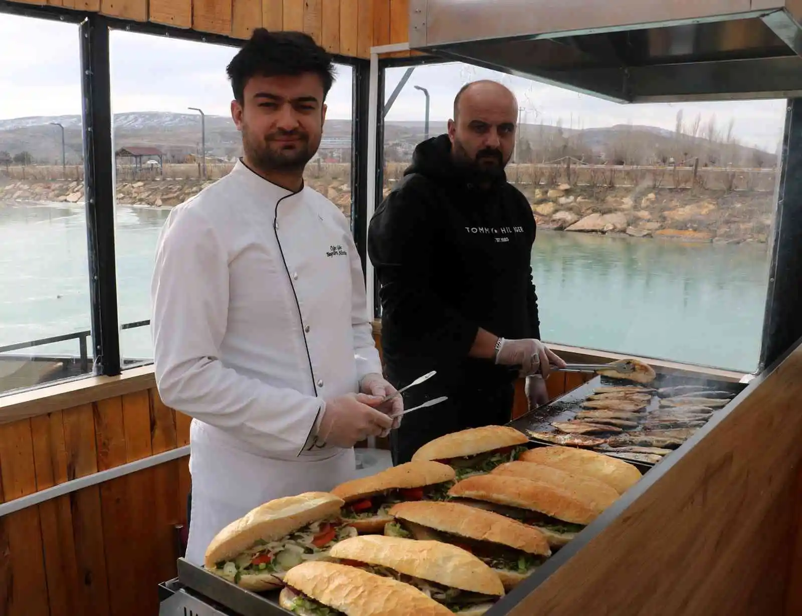 Denize kıyısı olmayan Sivas'ta teknede balık ekmek keyfi yaşanıyor
