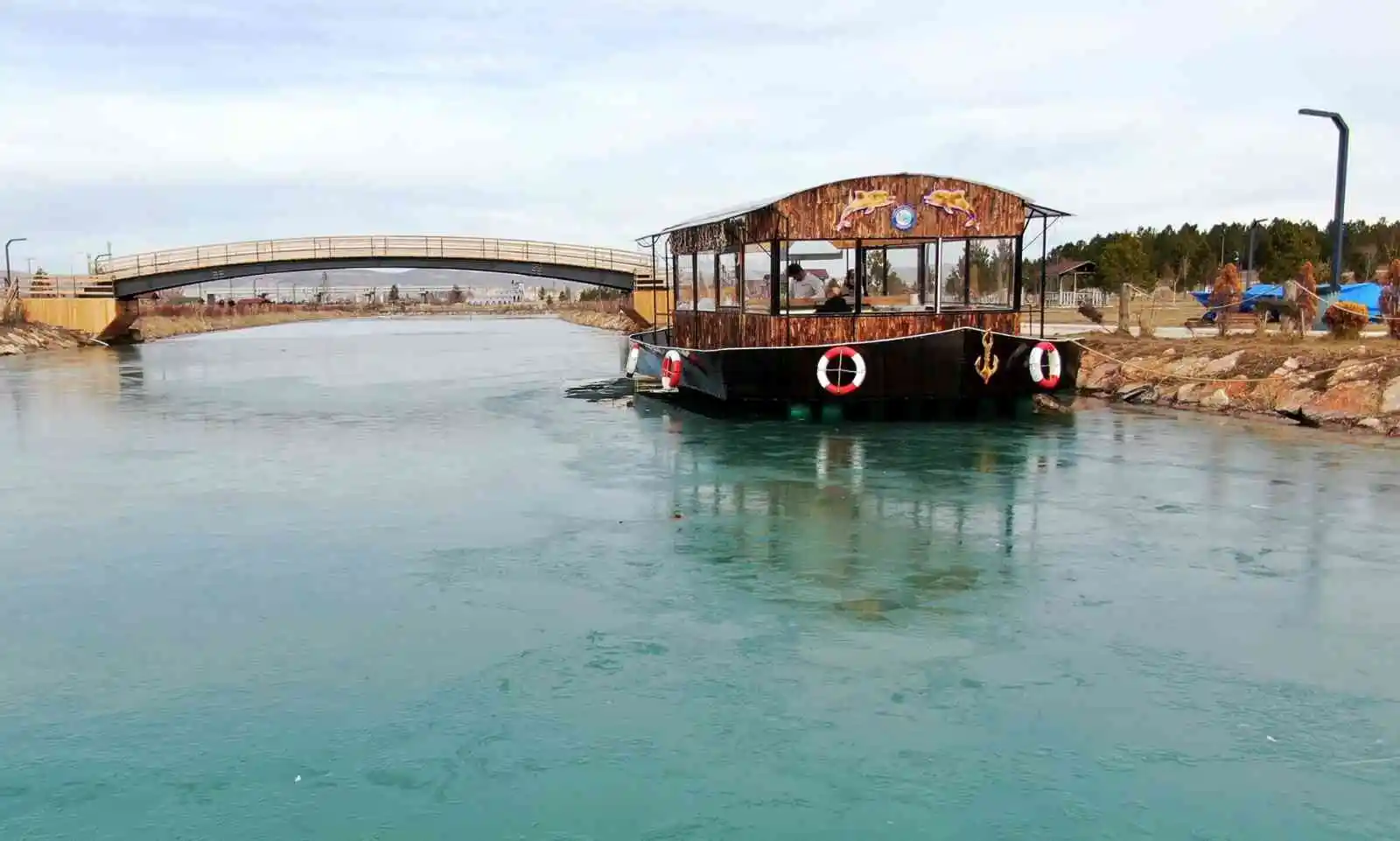 Denize kıyısı olmayan Sivas’ta teknede balık ekmek keyfi yaşanıyor
