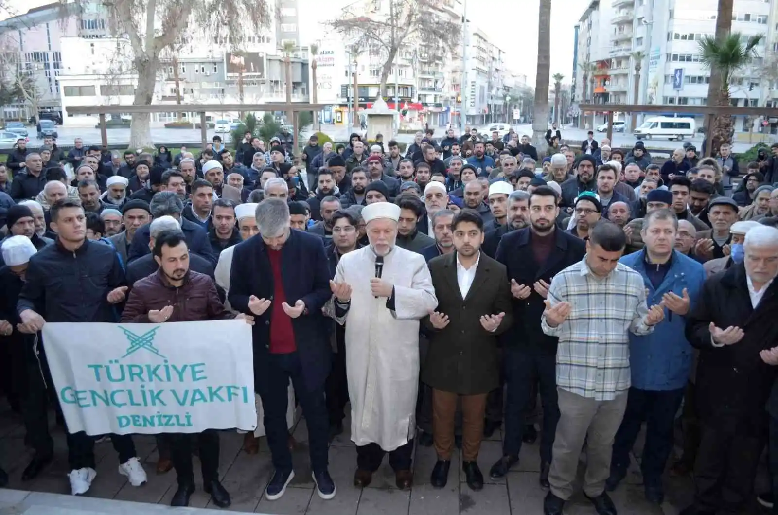 Denizli’deki camilerde İsveç’e tepki olarak Kur’an okunarak dua edildi