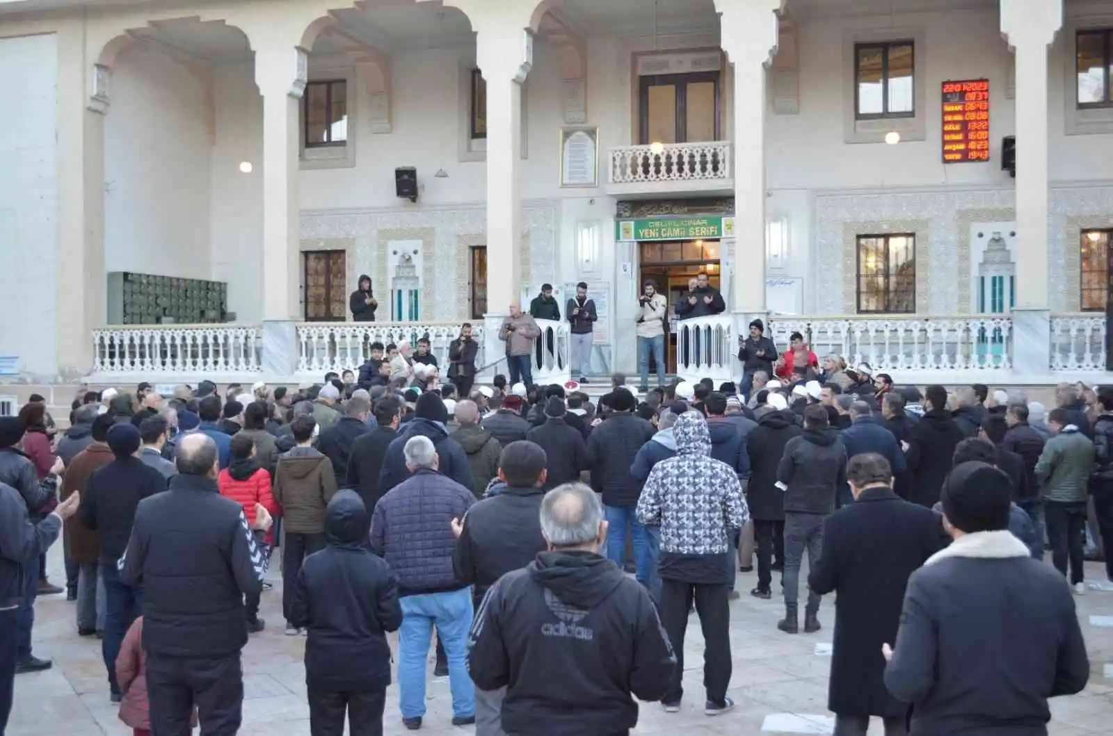 Denizli’deki camilerde İsveç’e tepki olarak Kur’an okunarak dua edildi