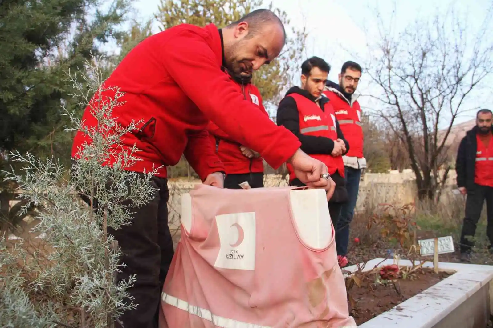 Depremde doğan ve depremde hayatını kaybeden Miraç'ın kabri başındaki detay yürek burktu