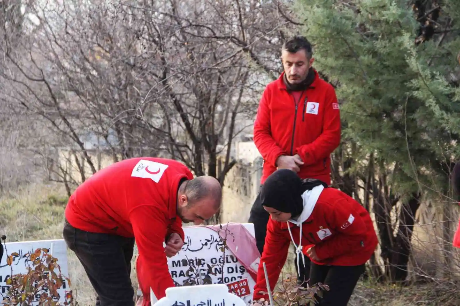 Depremde doğan ve depremde hayatını kaybeden Miraç’ın kabri başındaki detay yürek burktu