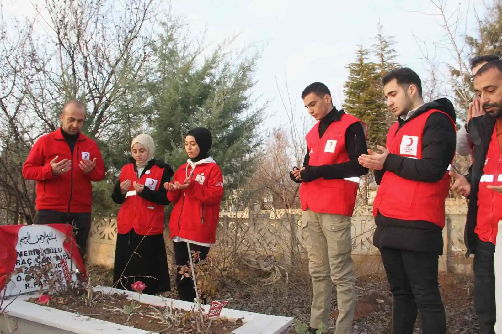 Depremde doğan ve depremde hayatını kaybeden Miraç’ın kabri başındaki detay yürek burktu