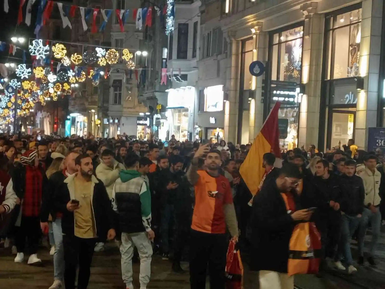 Derbiyi kazanan Galatasaray taraftarları Taksim Meydanı'nda kutlama yaptı
