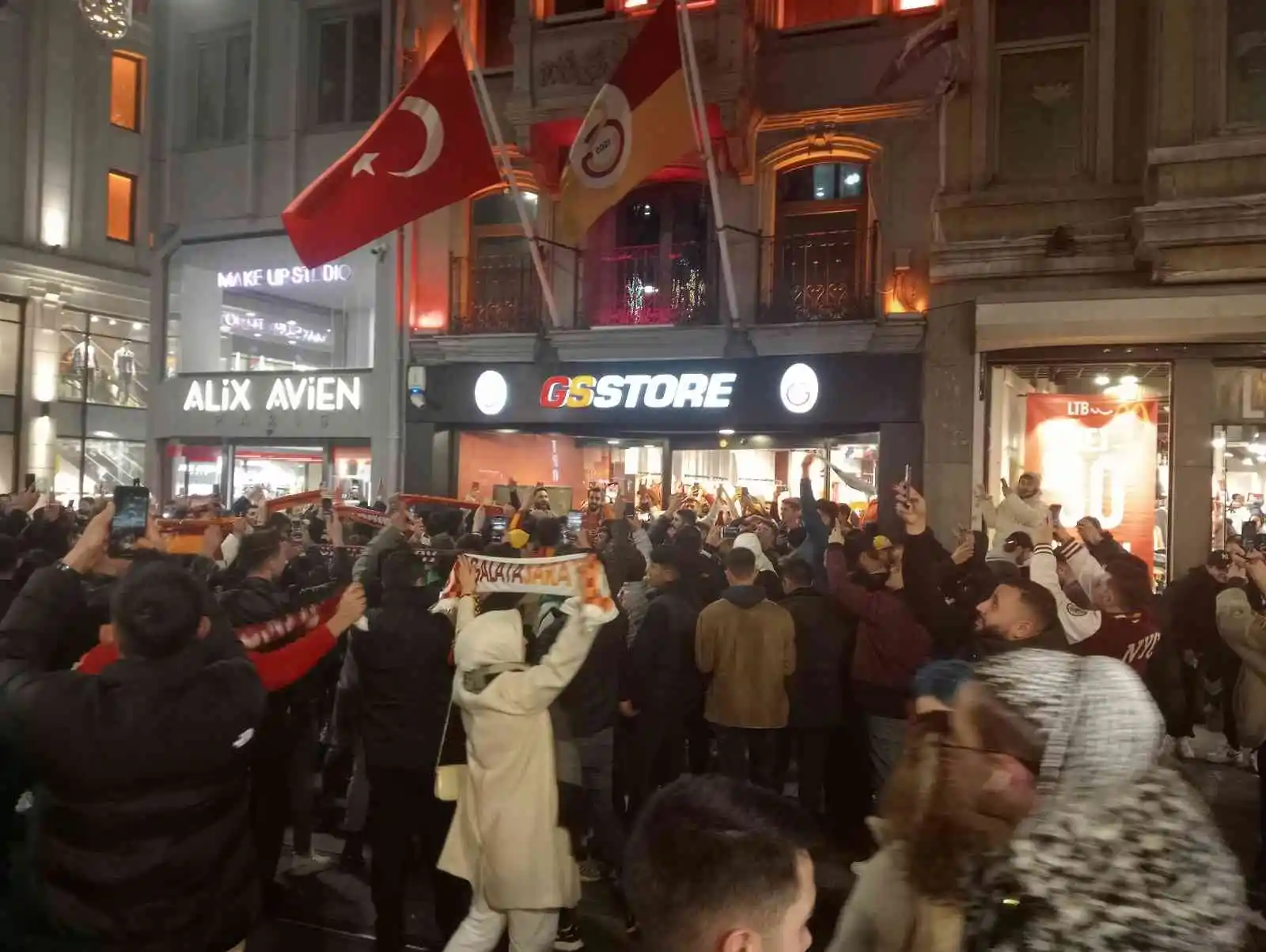 Derbiyi kazanan Galatasaray taraftarları Taksim Meydanı’nda kutlama yaptı