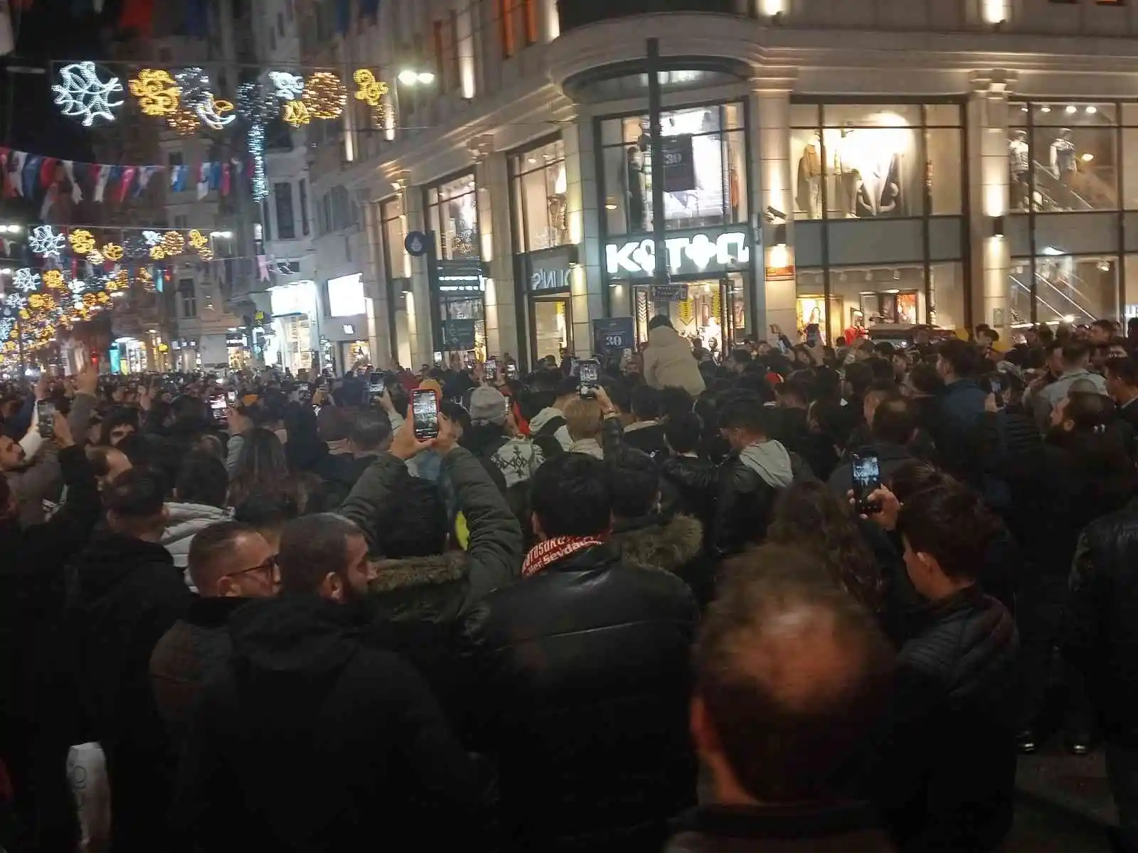 Derbiyi kazanan Galatasaray taraftarları Taksim Meydanı’nda kutlama yaptı
