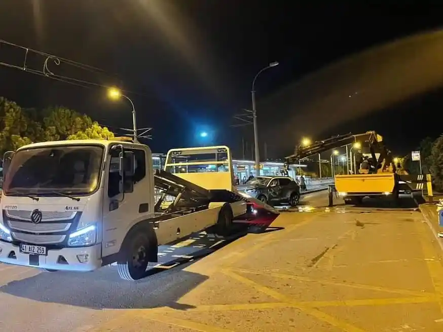 Dereye uçan lüks aracın sürücüsü yaralandı