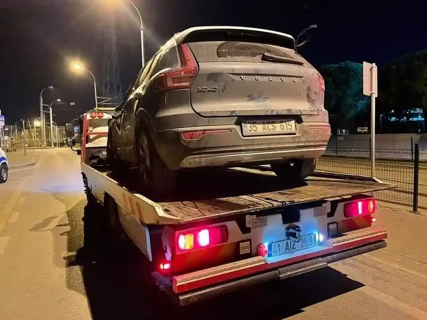 Dereye uçan lüks aracın sürücüsü yaralandı