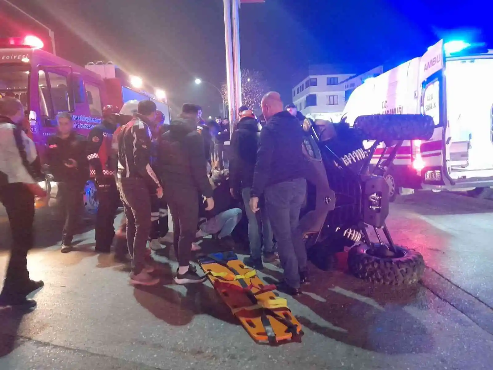 Devrilen UTV'nin altında kalan iki kişi yaralandı
