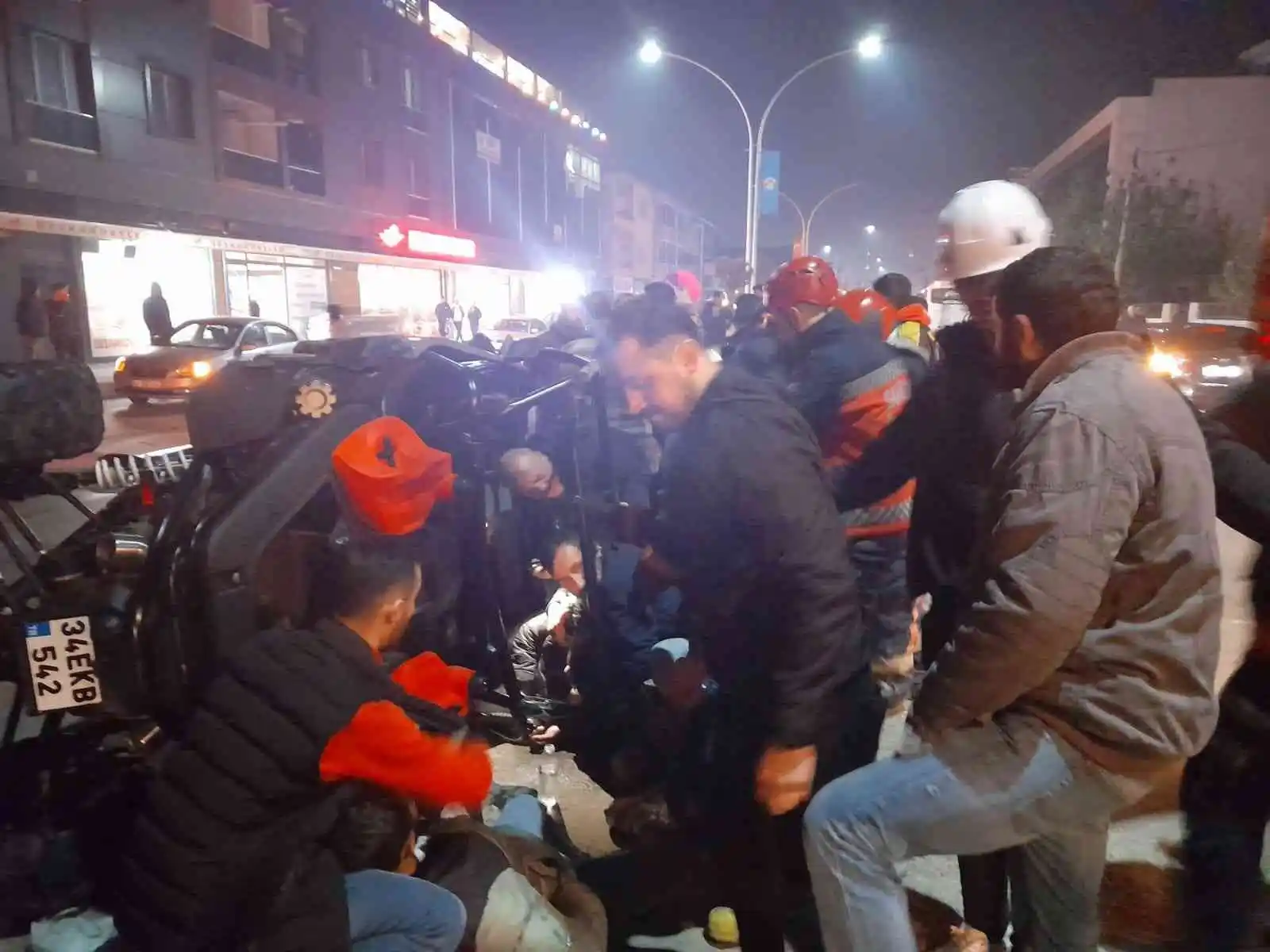 Devrilen UTV’nin altında kalan iki kişi yaralandı