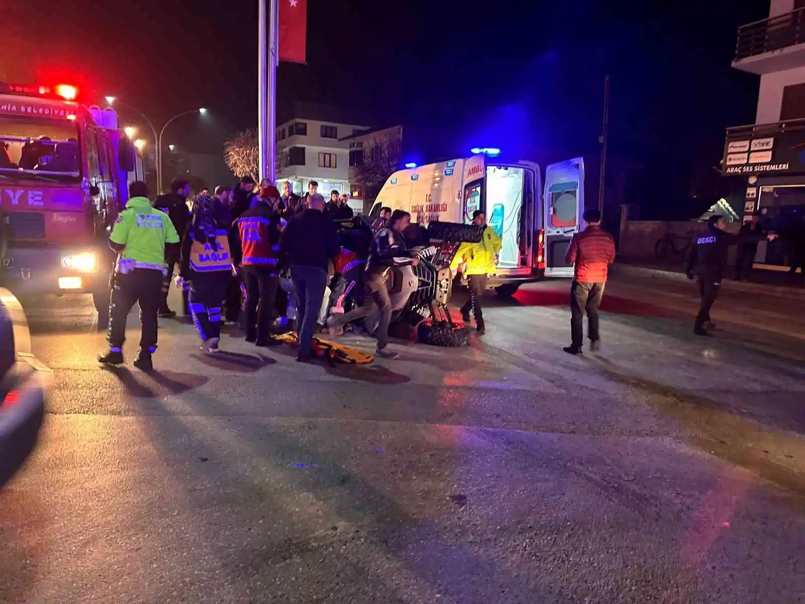 Devrilen UTV’nin altında kalan iki kişi yaralandı
