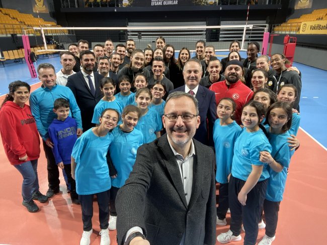 Dikme Kız Voleybol Takımı Bakan Kasaoplu ile buluştu