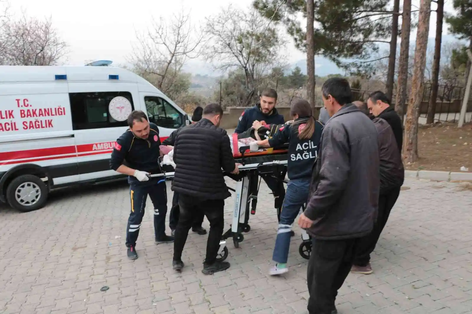 Direğe çarpan otomobil taklalar attı: 1 ölü, 2 yaralı
