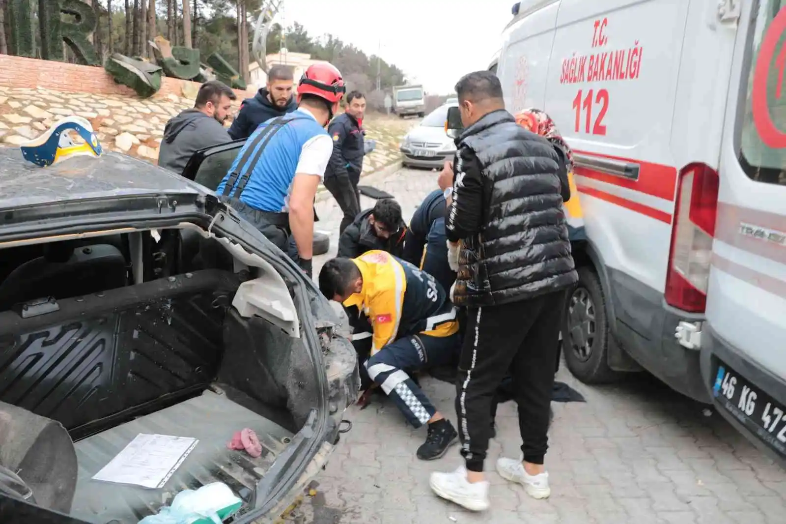 Direğe çarpan otomobil taklalar attı: 1 ölü, 2 yaralı