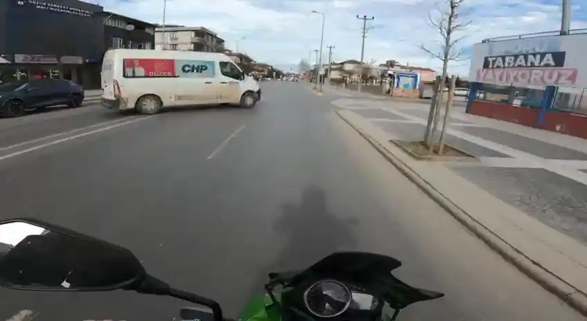 Direksiyon dersine yetişmeye çalışırken kazaya karıştı