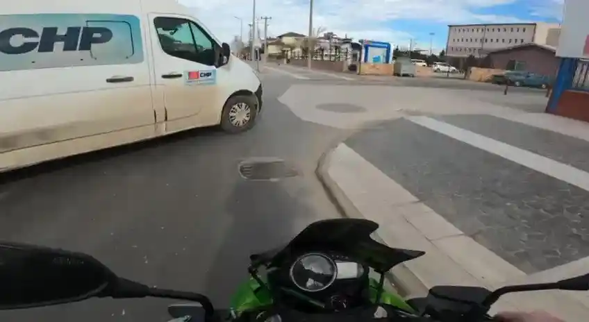 Direksiyon dersine yetişmeye çalışırken kazaya karıştı