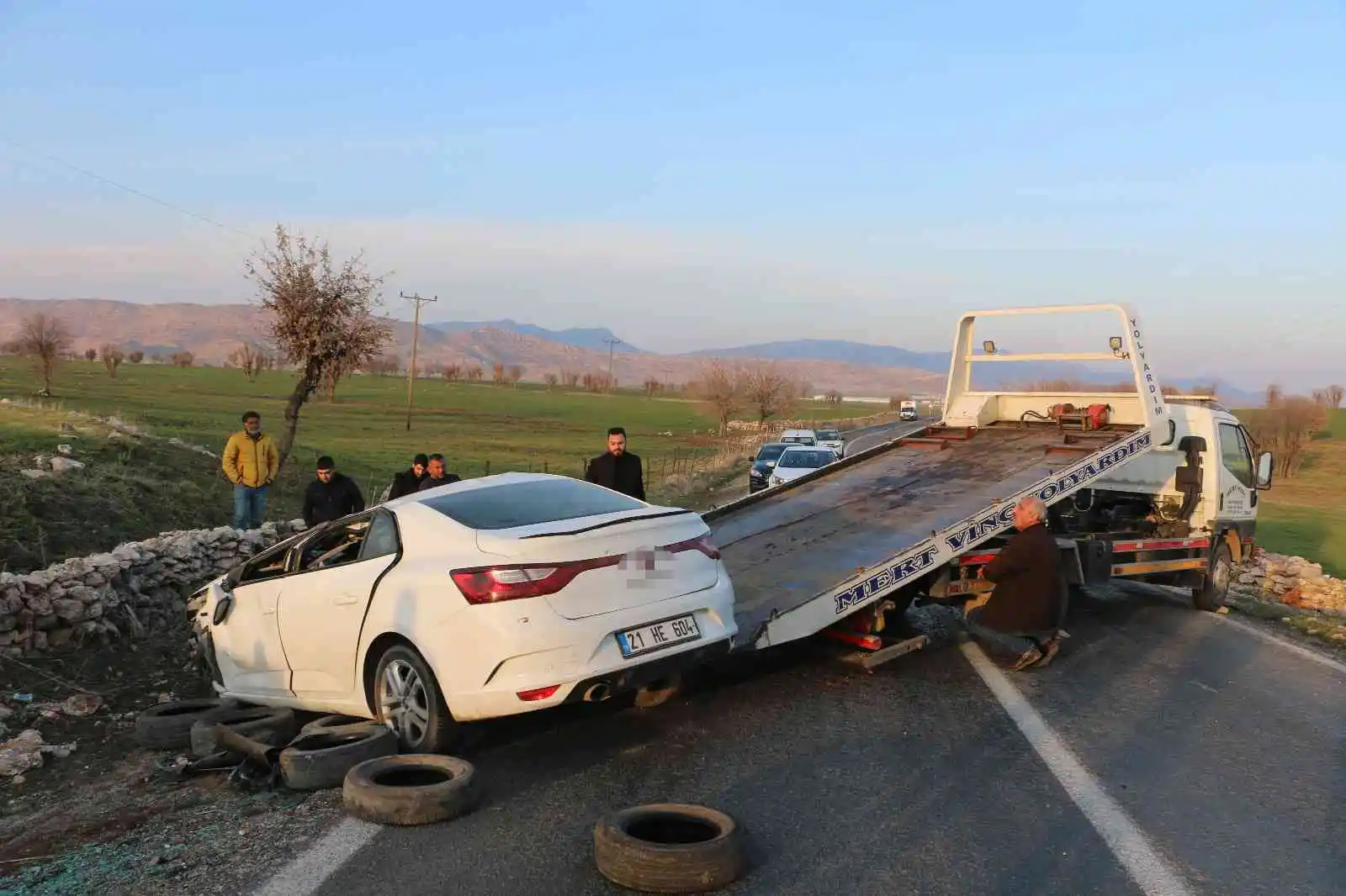 Diyarbakır’da kontrolden çıkan otomobil takla attı: 1 yaralı