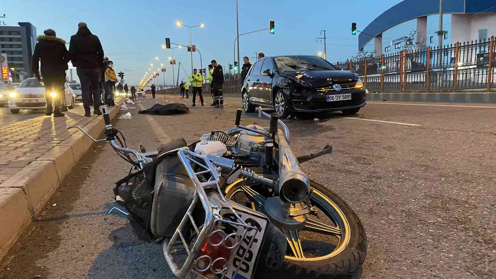 Diyarbakır’da otomobil ile çarpışan motorlu kurye hayatını kaybetti
