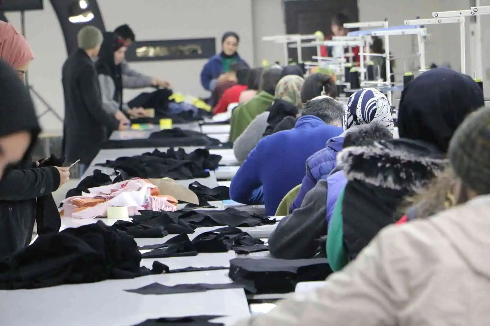 Diyarbakırlı öğrencilerden Ukraynalı askerlere uyku tulumu ihracatı