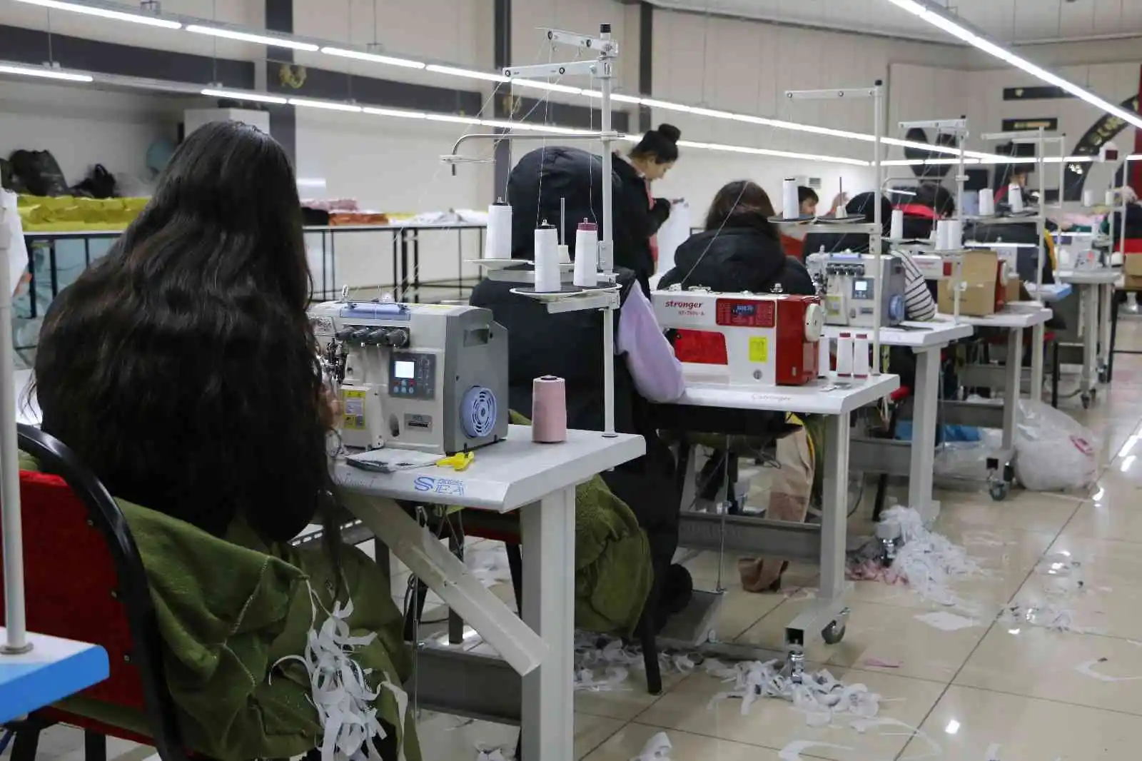 Diyarbakırlı öğrencilerden Ukraynalı askerlere uyku tulumu ihracatı