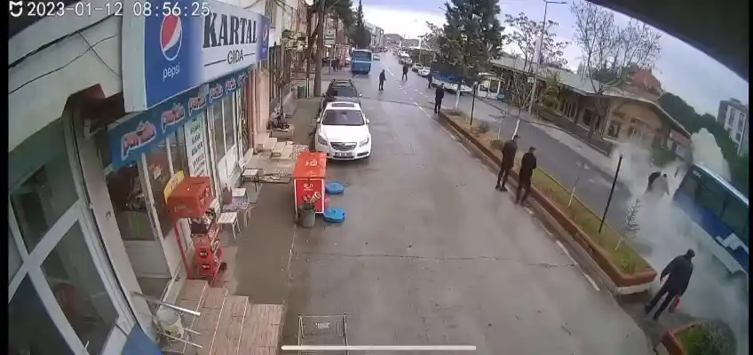 Dolmuş alev alev yanmaktan son anda kurtarıldı