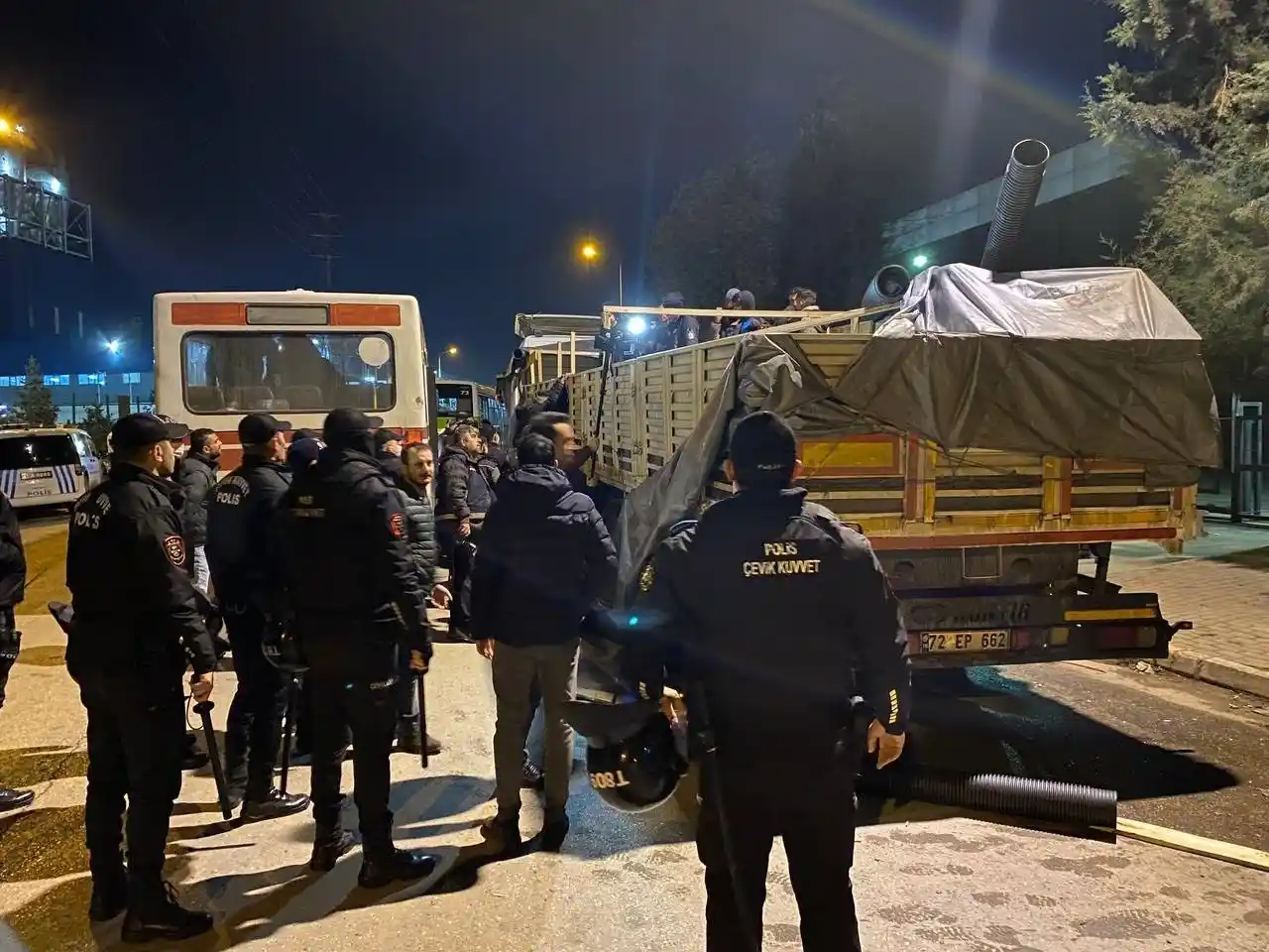 Dorseyi açan polis şoke oldu, 150 düzensiz göçmen çıktı