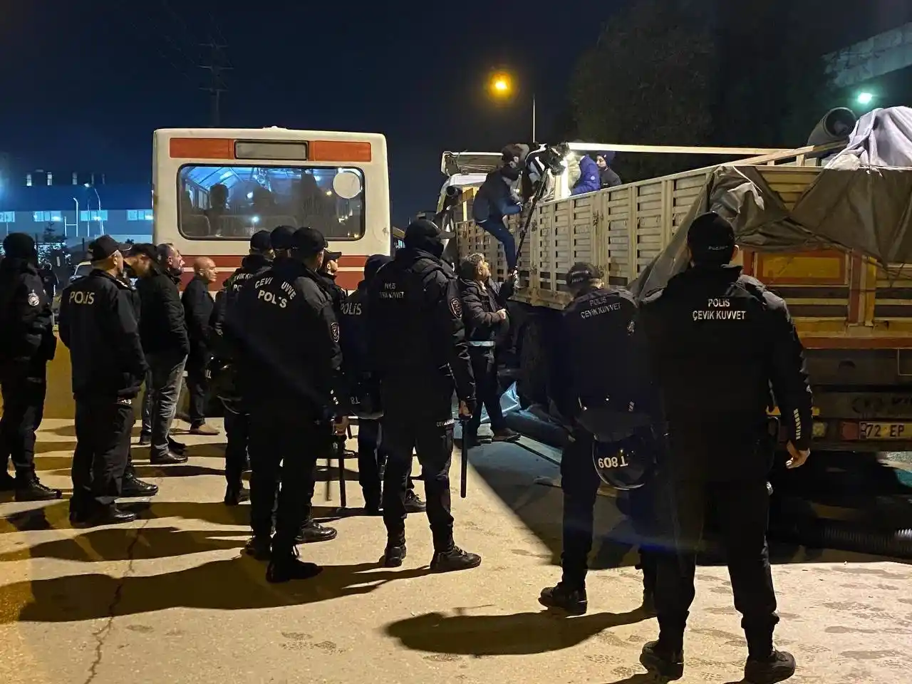 Dorseyi açan polis şoke oldu, 150 düzensiz göçmen çıktı