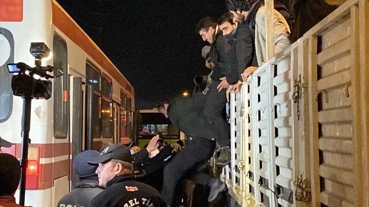 Dorseyi açan polis şoke oldu, 150 düzensiz göçmen çıktı