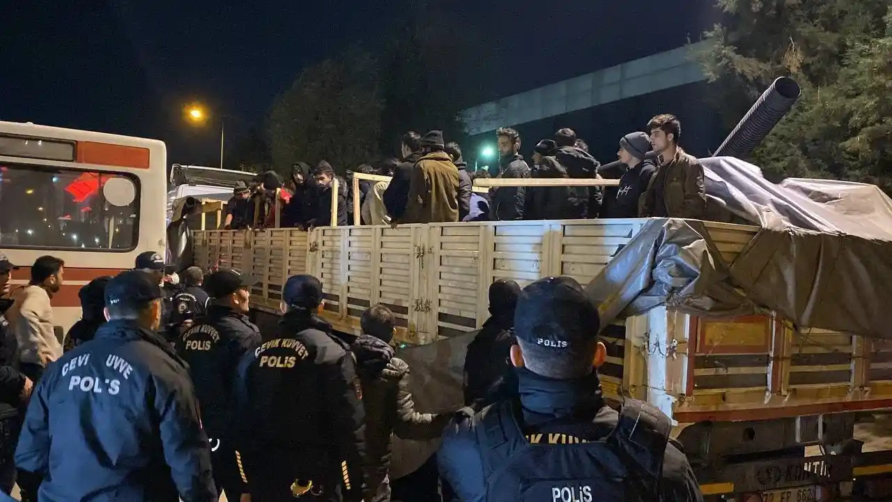 Dorseyi açan polis şoke oldu, 150 düzensiz göçmen çıktı