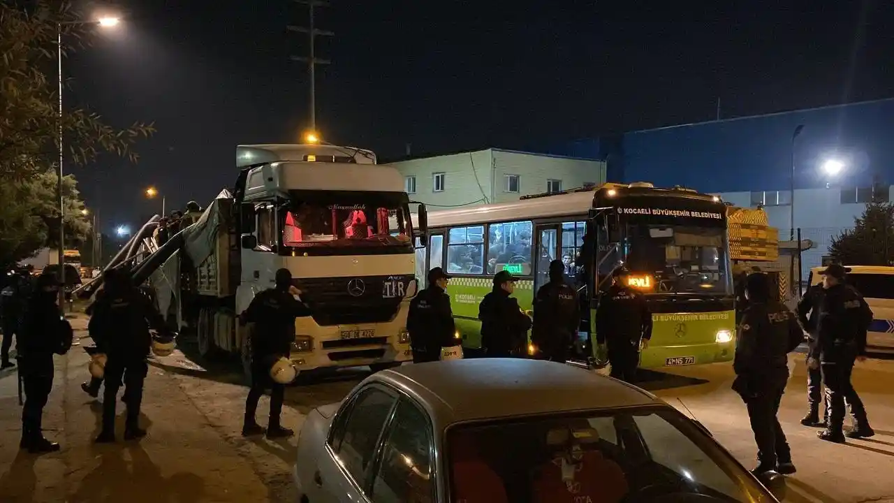 Dorseyi açan polis şoke oldu, 150 düzensiz göçmen çıktı