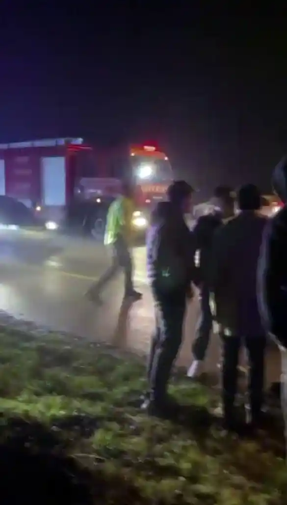 Duble yolda karşıya geçerken otomobil çarpan genç yaşamını yitirdi